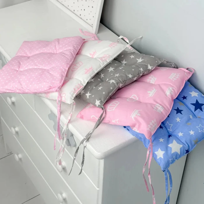 Подушка мягкая для детского стульчика 23х28, розовая в горошек.