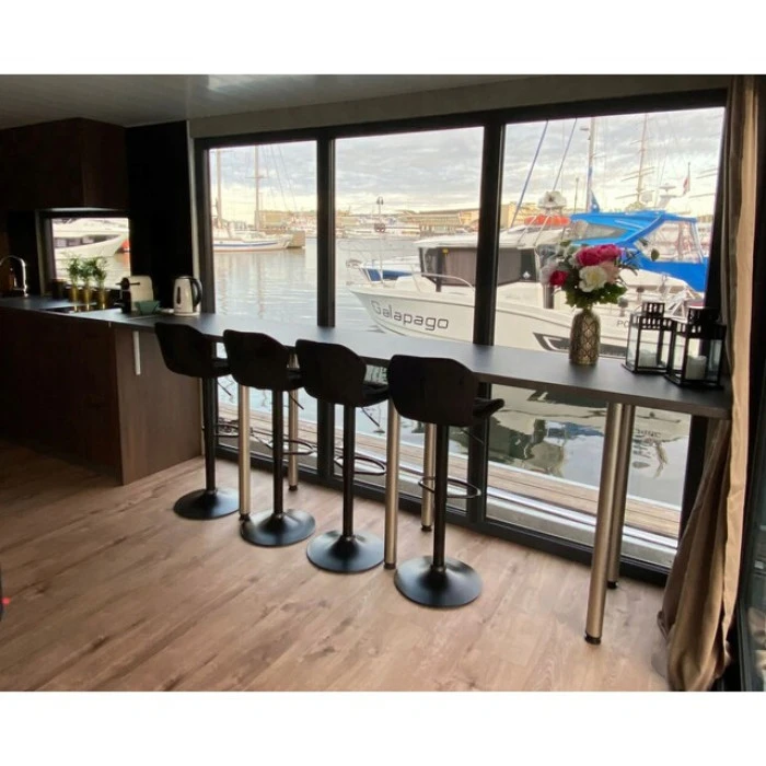 Барный стул со спинкой Bonro B-087 черный велюр с черным основанием