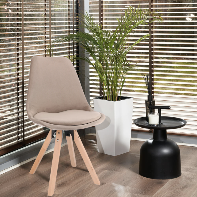 Стул Saida Jumi в скандинавском стиле с деревянными бежевыми ножками.