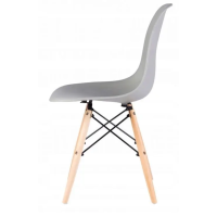 Стул Eva Jumi в скандинавском стиле с белыми деревянными ножками.