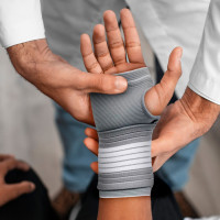 Фиксатор запястья и ладони Gymtek размер М серый