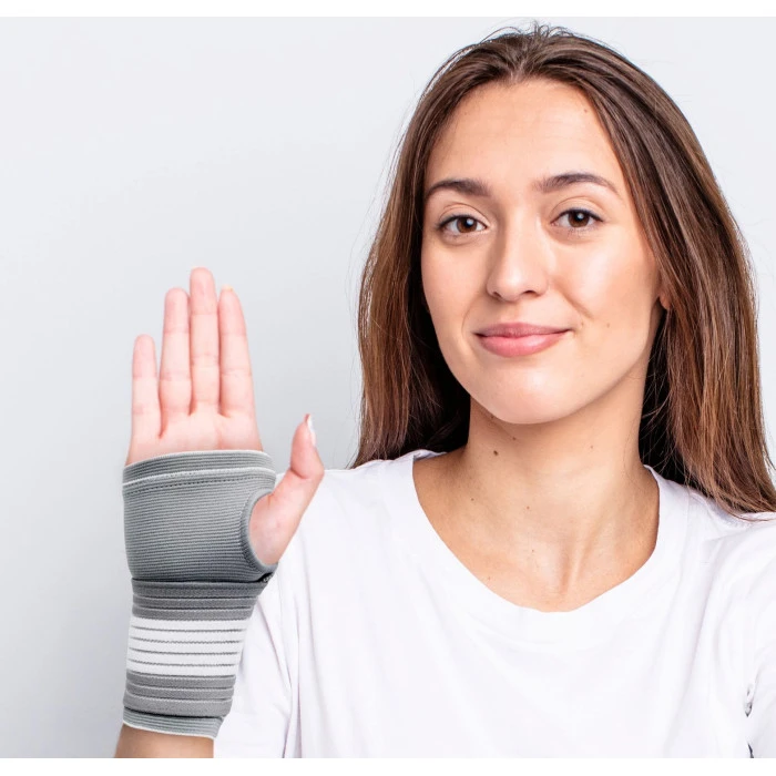 Фиксатор запястья и ладони Gymtek размер М серый