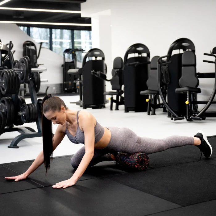 Масажний ролик Gymtek для йоги та фітнесу EPP 30*15см чорно-червоний