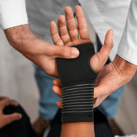 Фиксатор запястья и ладони Gymtek размер М черный