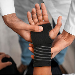 Фиксатор запястья и ладони Gymtek размер М черный