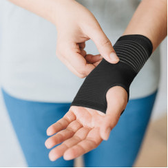 Фиксатор запястья и ладони Gymtek размер М черный