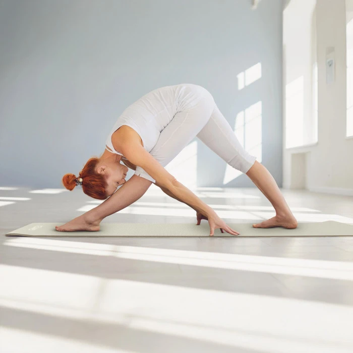 Килимок (мат) для фітнесу та йоги Gymtek NBR 1,5см світло-сірий