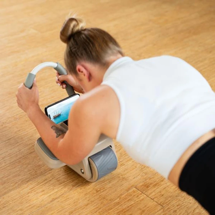 Колесо для тренировки мышц пресса HMS KA08 с LCD дисплеем и зарядкой, коричневое.