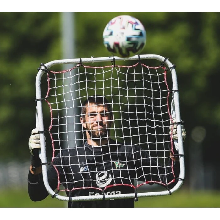 Сетка тренировочная для футбола Yakimasport Rebounder 80 x 80 см, бело-красная.