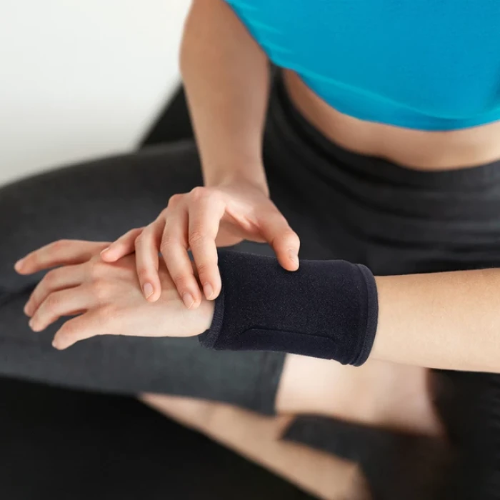 Универсальный бандаж для запястья InSPORTline Vitawrap с подогревом и охлаждением