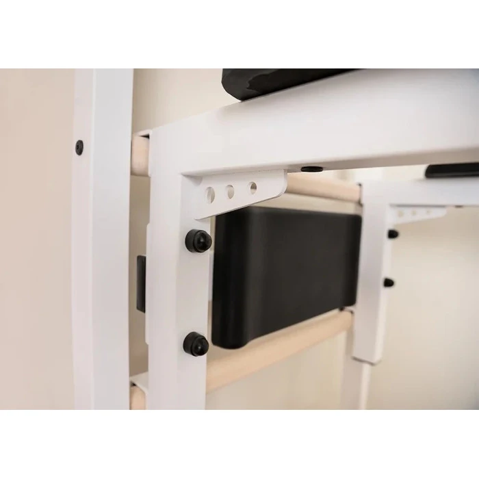 Скамья BenchK Гимнастическая стремянка + металлическая штанга + брусья + белая скамья BenchK