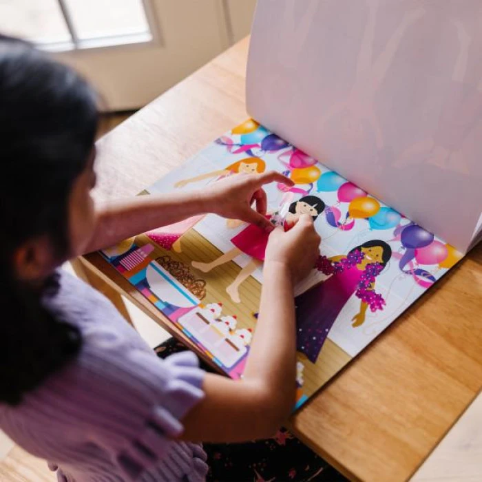 Набор многоразовых наклейок Spin Master Одень куклу Melissa and Doug