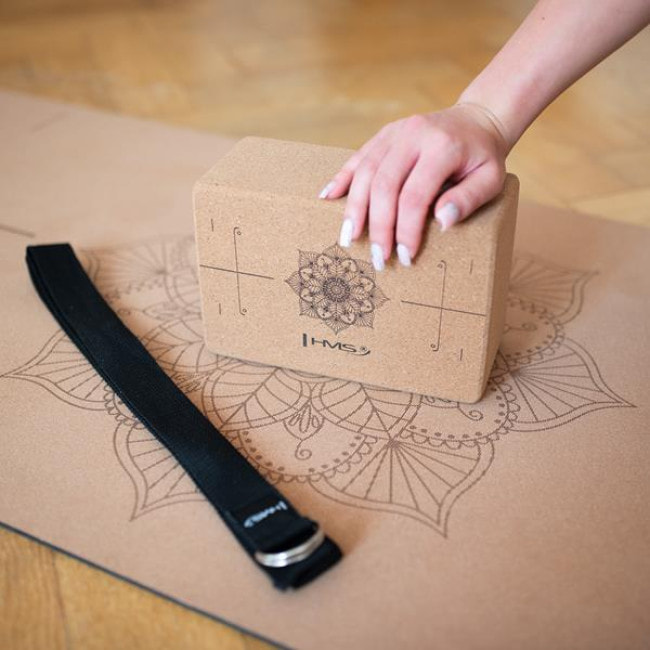 Коврик для йоги HMS YM10 с блоком KJ02 и ремнем SJ02, коричневый