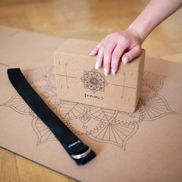 Килимок для йоги HMS YM10 з блоком KJ02 та ременем SJ02, коричневий