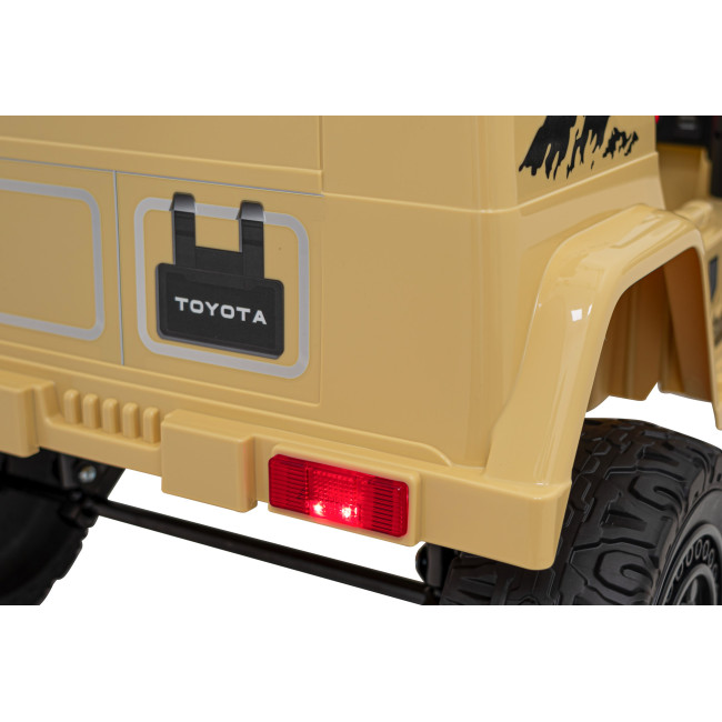 Toyota FJ Cruiser для детей бежевый + пульт дистанционного управления + полный привод + LED аудио + EVA + Free Start