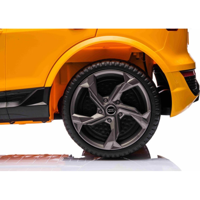 Детская аккумуляторная машинка Audi SQ8 Желтая
