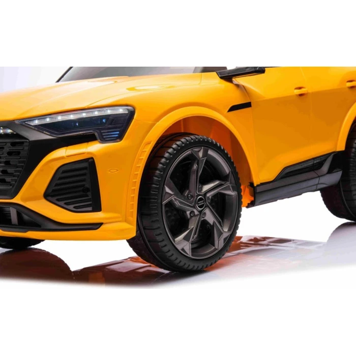 Дитяча акумуляторна машинка Audi SQ8 Жовта