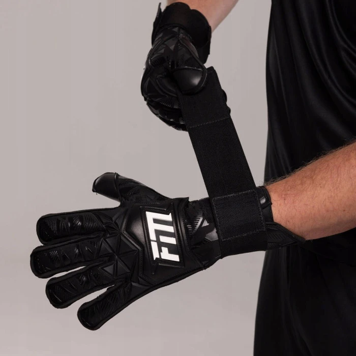 Перчатки вратарские Football Masters Invictus X PRO BLACK р.9, черные