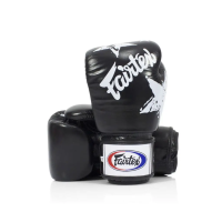 Перчатки боксерские с бинтами Fairtex BGV1 Nation Print 14 унций, черные