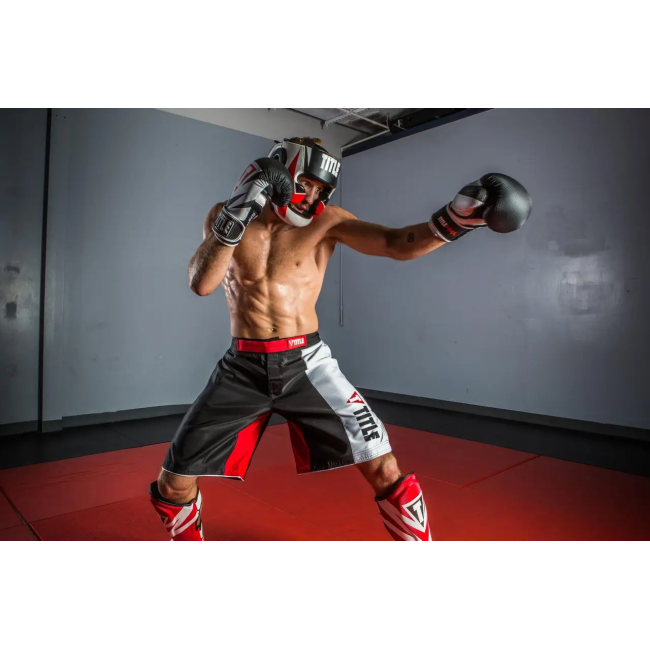 Шолом боксерський закритий з капою TITLE MMA Command розмір M, біло-червоний