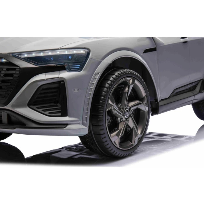 Дитяча акумуляторна машинка Audi SQ8 Сіра