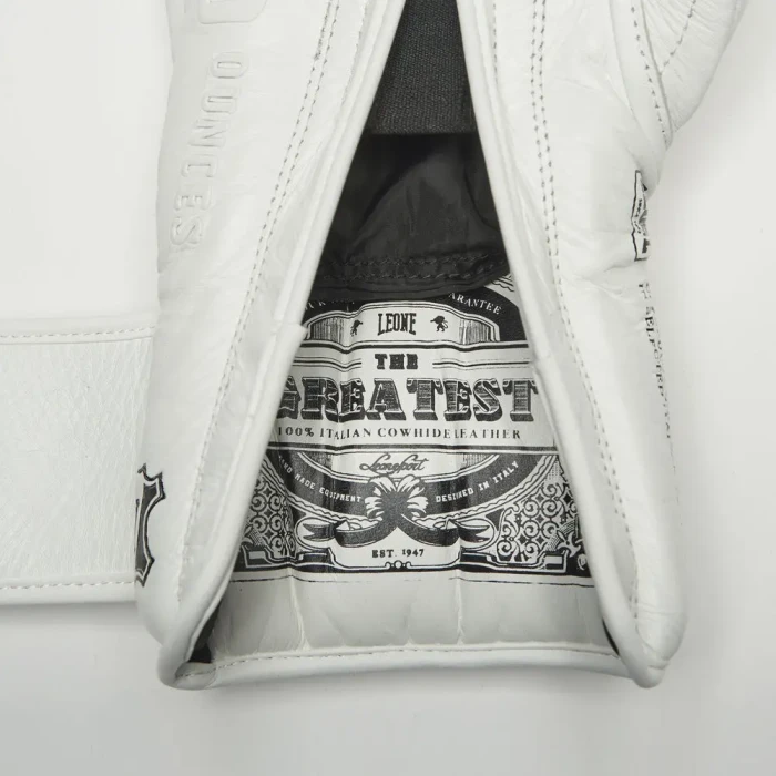 Перчатки боксерские с бинтами Leone GN111 THE GREATEST размер 16 унций, белые