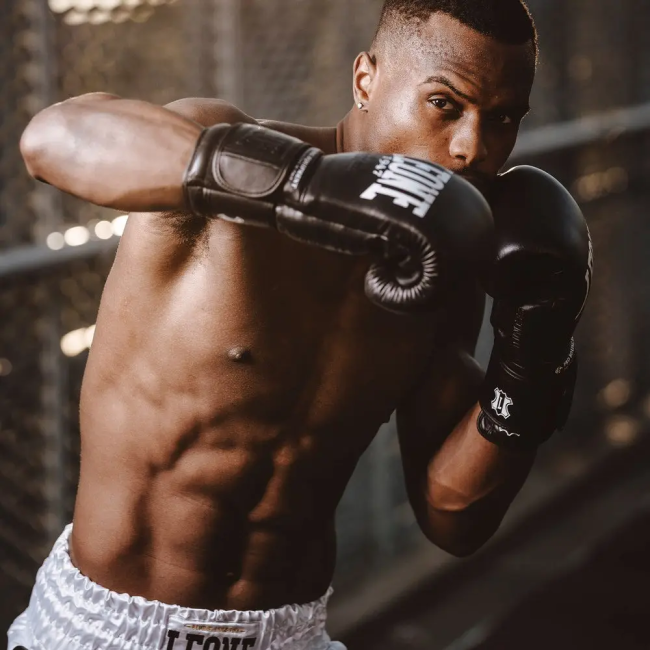 Перчатки боксерские с бинтами Leone GN111 THE GREATEST размер 18 унций, черные