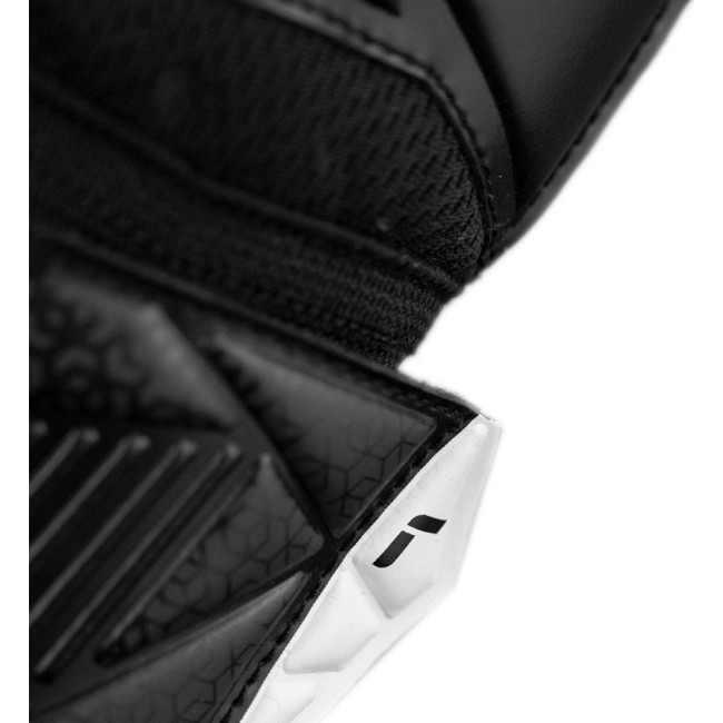 Перчатки вратарские Reusch Attrakt Resist Junior 5572615 7700 г.3,5, черные