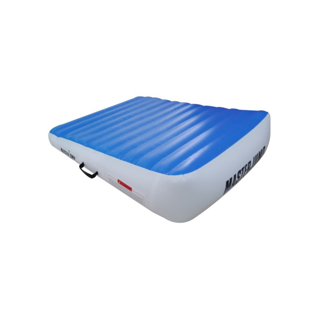 Надувной наклонный мат MASTERJUMP 120 x 90 x 10-30 см – сине-белый.