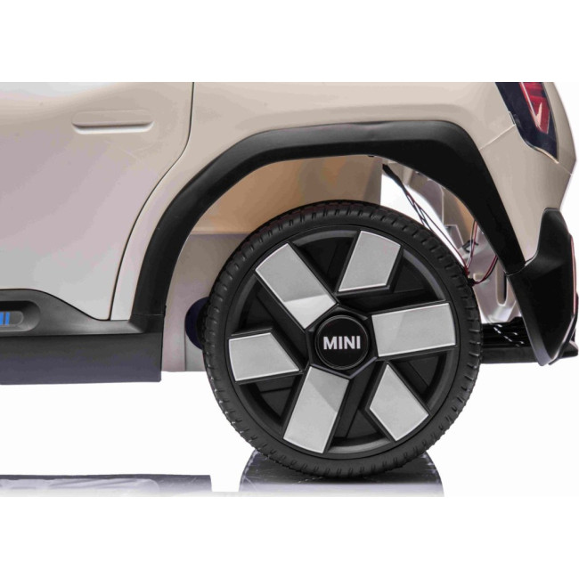 Детская аккумуляторная машинка Mini Concept Aceman Белая