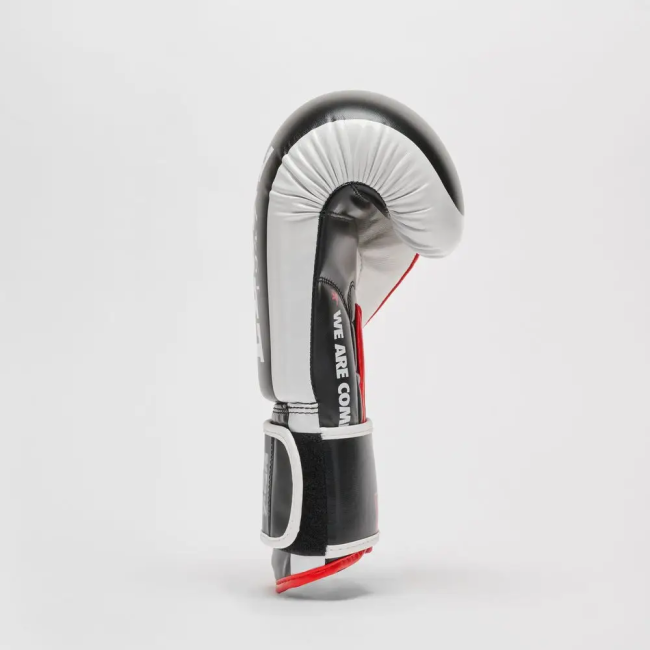 Перчатки боксерские с бинтами Leone GN333 LOGO WACS размер 16 унций, черно-красные