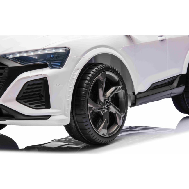 Детская аккумуляторная машинка Audi SQ8 Белая