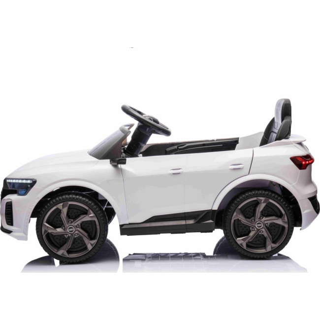 Детская аккумуляторная машинка Audi SQ8 Белая